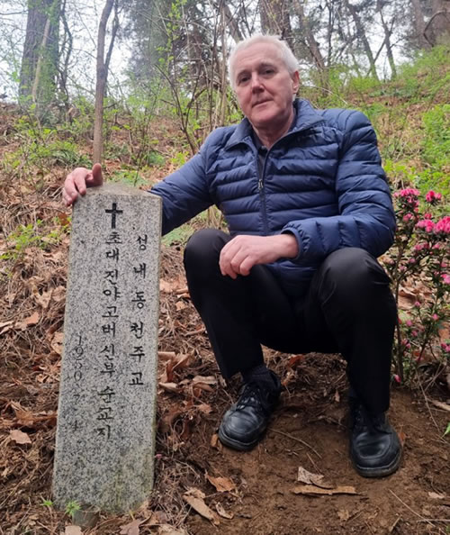 Columba Superior General Fr. Timothy Mulroy at Fr. Maginn's makeshift grave.