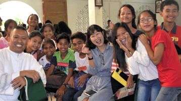Sihyeon and Columban Fr. Rolly with a youth group in the Philippines