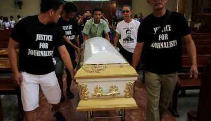 Filipino journalists escort the coffin of slain news reporter Alex Balcoba during his funeral in metro Manila, Philippines June 1, 2016.